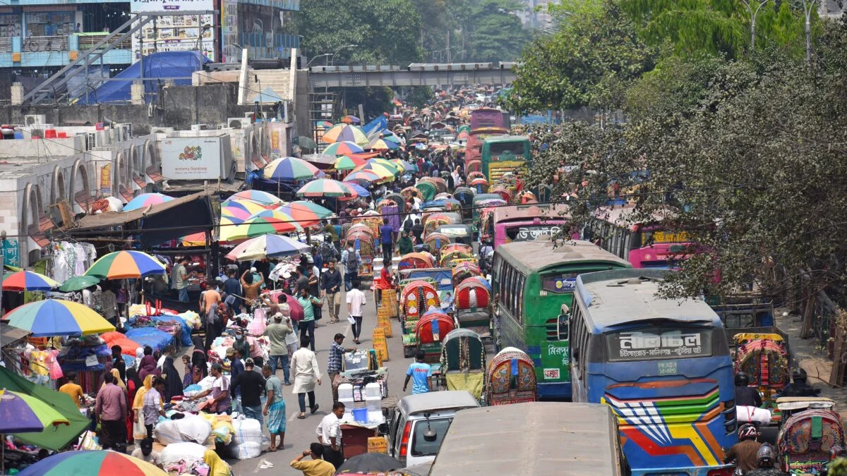 Rickshaws are a major cause of traffic jam in Dhaka metro. Image via Wikimedia Commons by Towhidul. CC BY-SA 4.0.